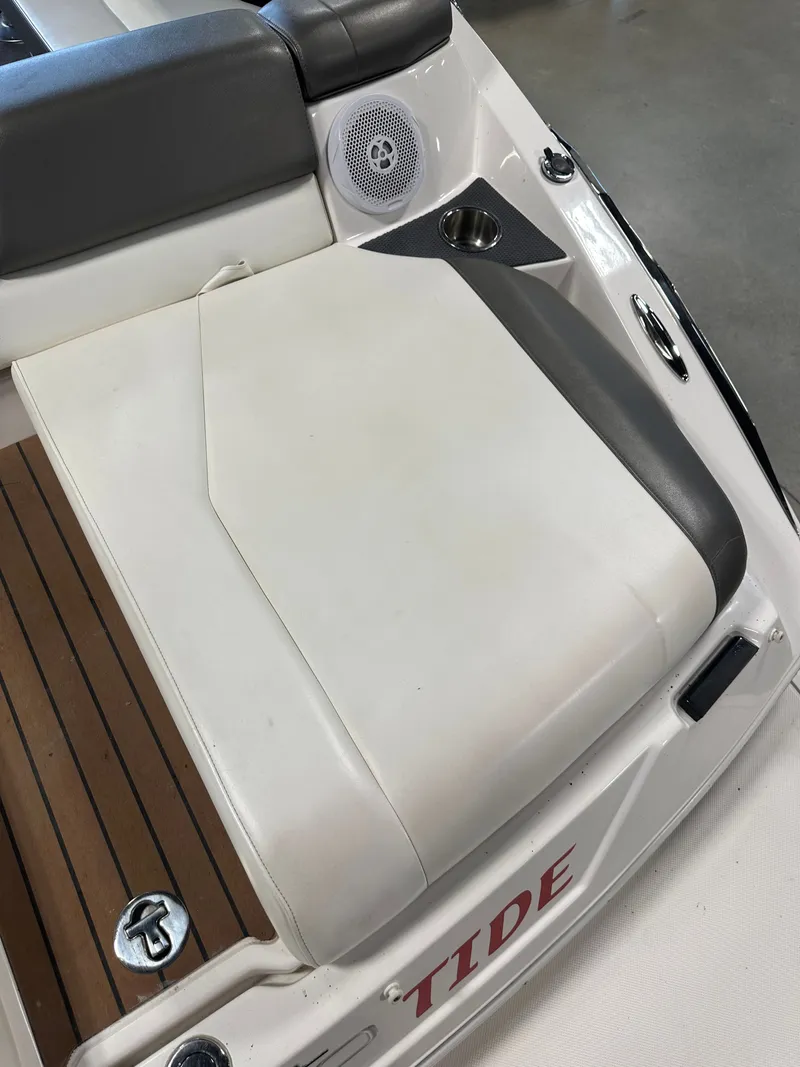 Slide: The Image of Regal 2300 Bowrider 2010 - 21