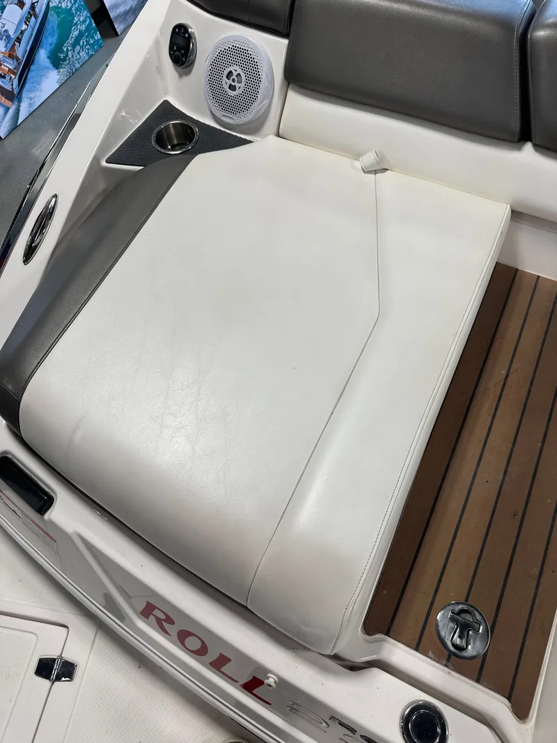 Slide: The Image of Regal 2300 Bowrider 2010 - 22