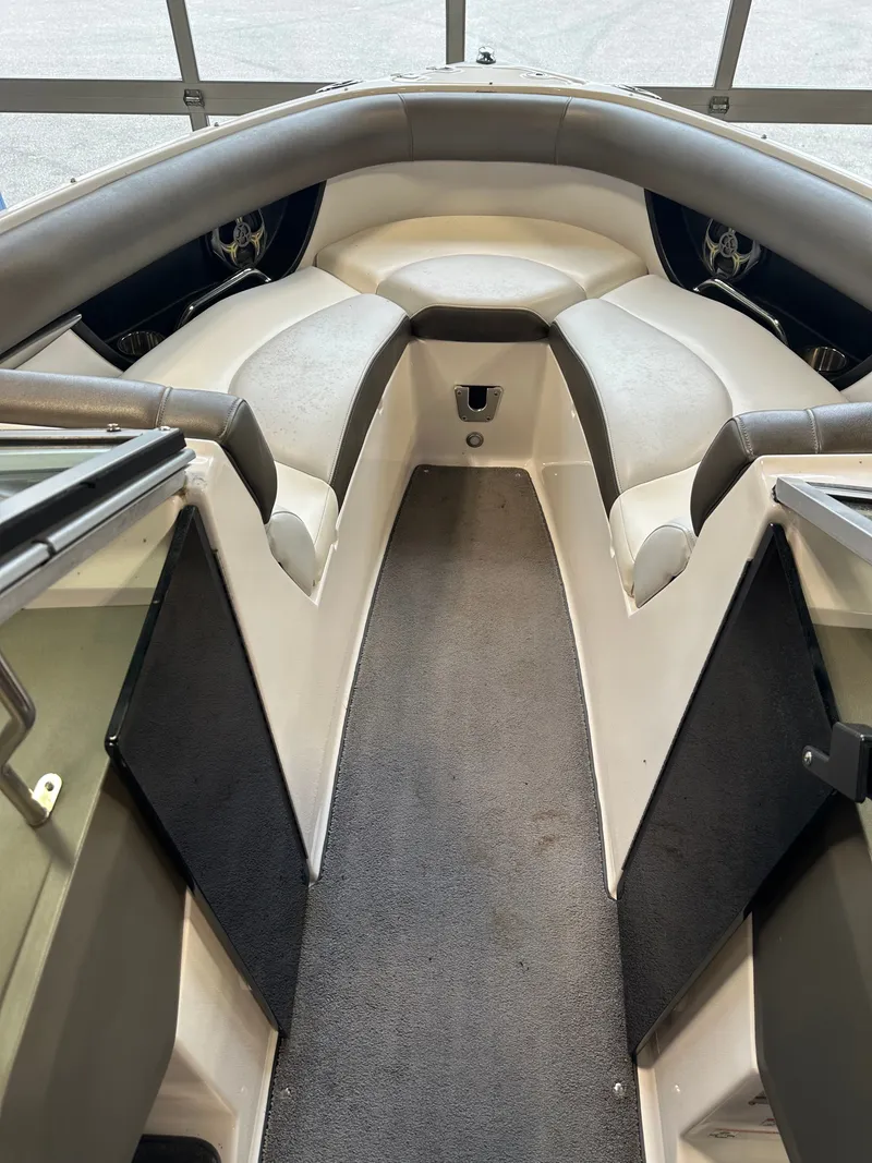 Slide: The Image of Regal 2300 Bowrider 2010 - 4