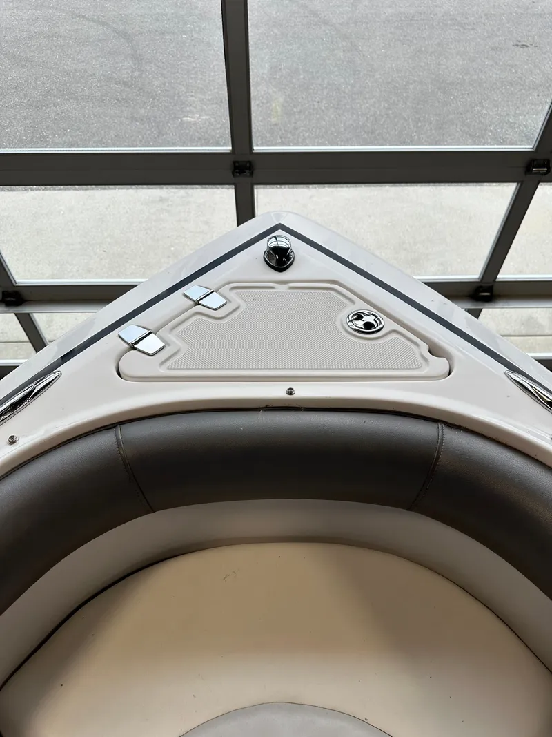 Slide: The Image of Regal 2300 Bowrider 2010 - 8