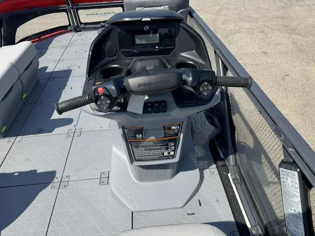 Slide: The Image of Sea-Doo Switch 19 2025 - 7