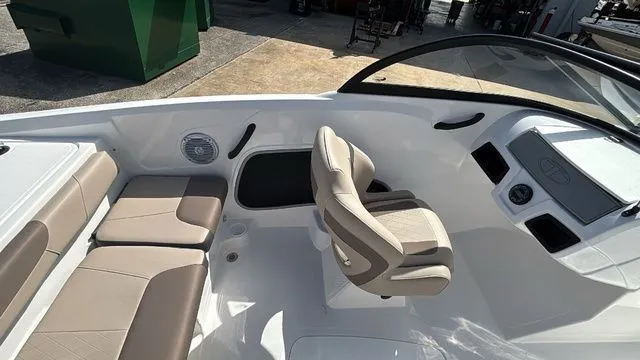 Slide: The Image of Tahoe 185 S 2025 - 13