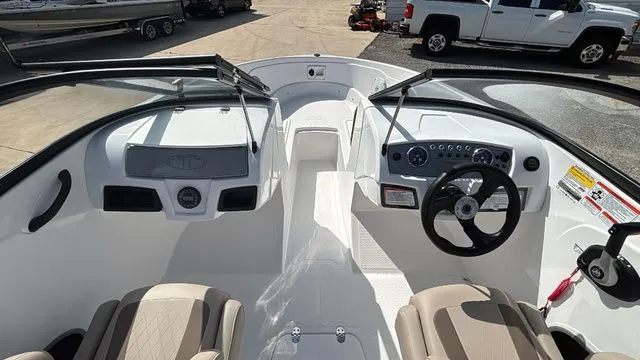 Slide: The Image of Tahoe 185 S 2025 - 14