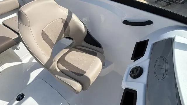 Slide: The Image of Tahoe 185 S 2025 - 15