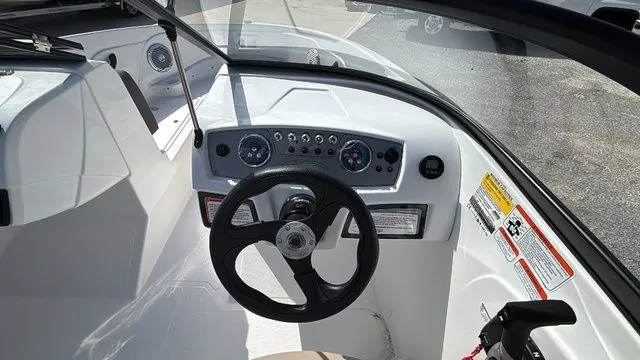 Slide: The Image of Tahoe 185 S 2025 - 17