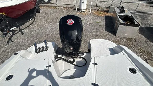 Slide: The Image of Tahoe 185 S 2025 - 9