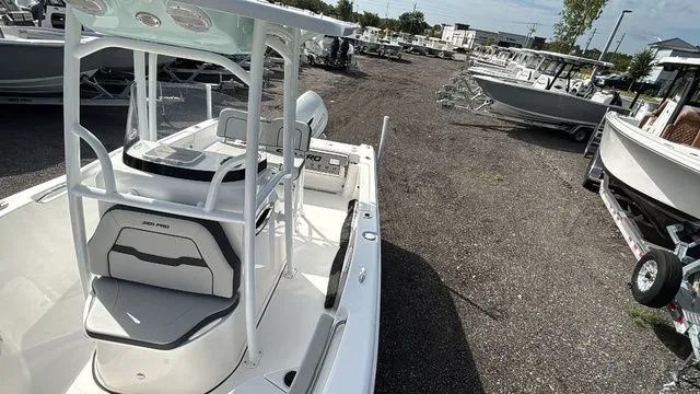 Slide: The Image of Sea Pro 222 Center Console 2025 - 25
