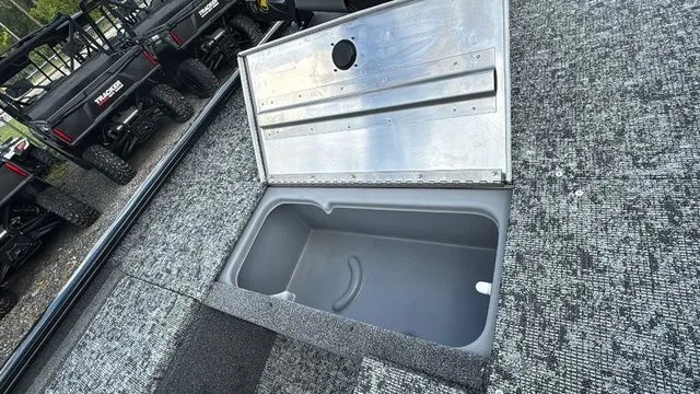 Slide: The Image of Tracker Pro 170 2025 - 10