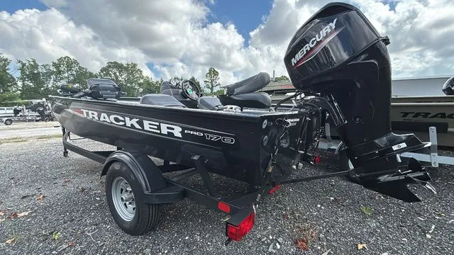 Slide: The Image of Tracker Pro 170 2025 - 3