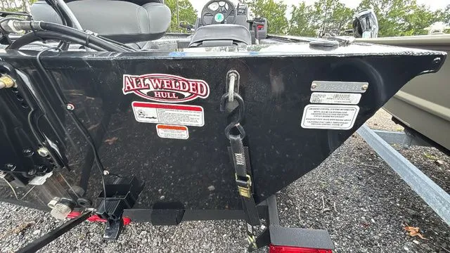 Slide: The Image of Tracker Pro 170 2025 - 5