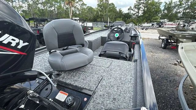 Slide: The Image of Tracker Pro 170 2025 - 6