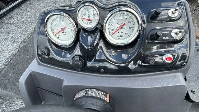 Slide: The Image of Tracker Pro 170 2025 - 7