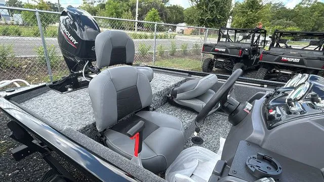 Slide: The Image of Tracker Pro 170 2025 - 8