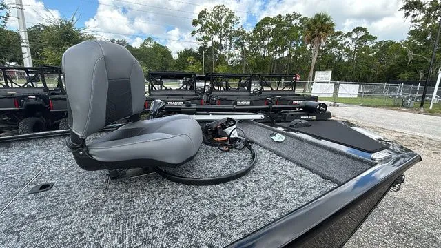 Slide: The Image of Tracker Pro 170 2025 - 9