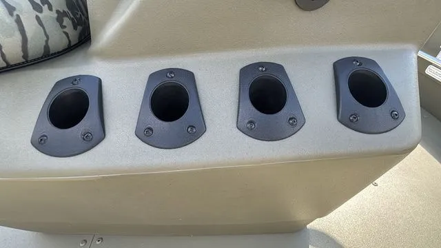 Slide: The Image of Tracker grizzly 1860cc 2026 - 10