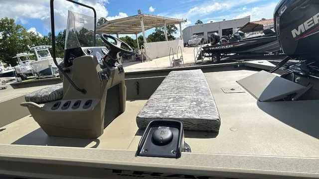 Slide: The Image of Tracker grizzly 1860cc 2026 - 12