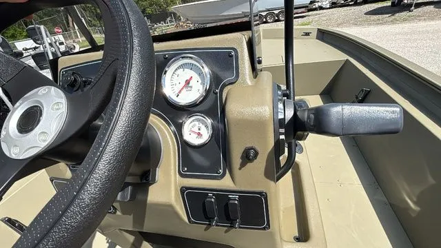 Slide: The Image of Tracker grizzly 1860cc 2026 - 13