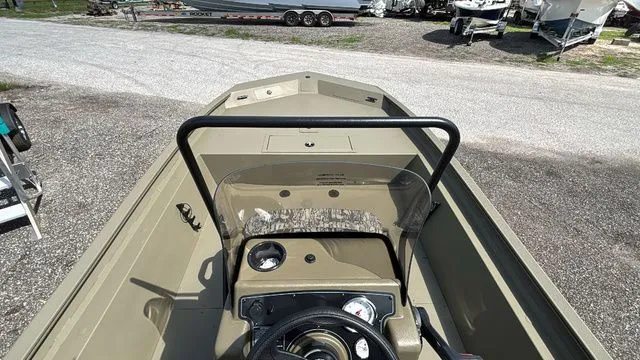 Slide: The Image of Tracker grizzly 1860cc 2026 - 15