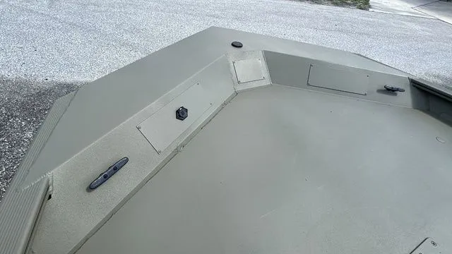 Slide: The Image of Tracker grizzly 1860cc 2026 - 16