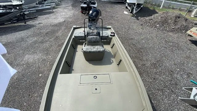 Slide: The Image of Tracker grizzly 1860cc 2026 - 17