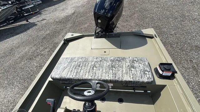 Slide: The Image of Tracker grizzly 1860cc 2026 - 20