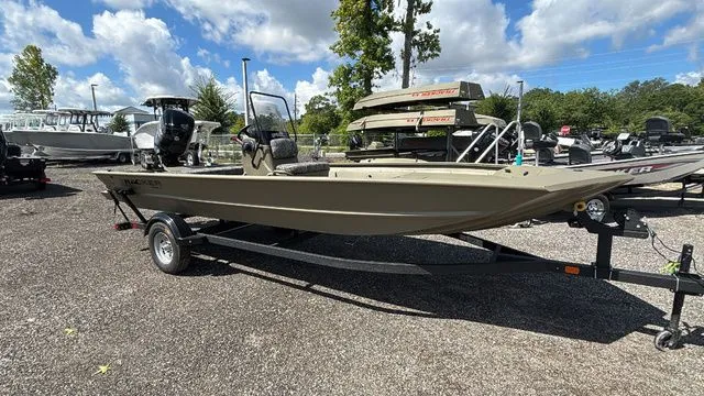 Slide: The Image of Tracker grizzly 1860cc 2026 - 3