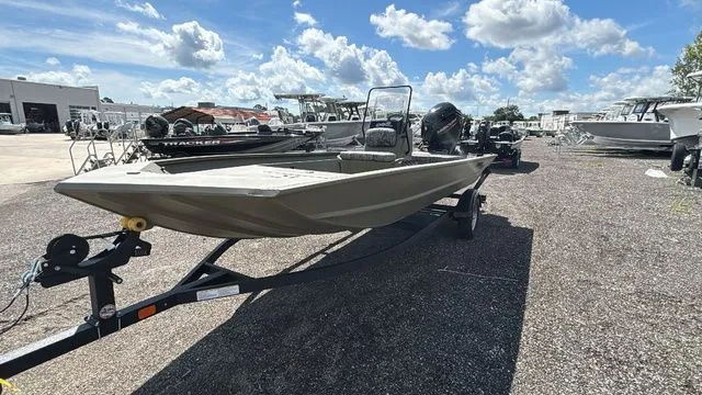 Slide: The Image of Tracker grizzly 1860cc 2026 - 5