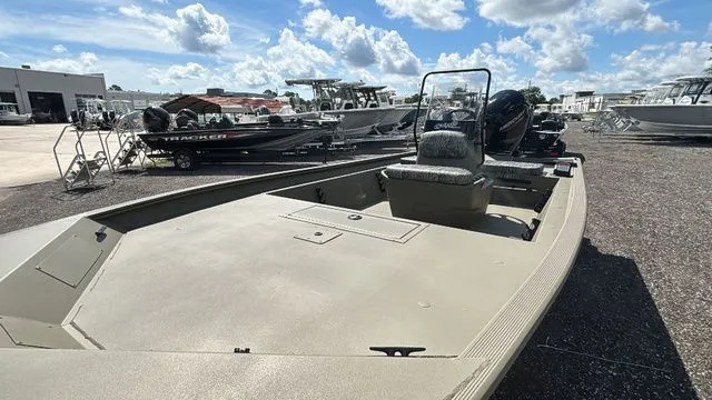 Slide: The Image of Tracker grizzly 1860cc 2026 - 7