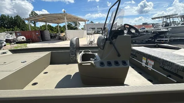 Slide: The Image of Tracker grizzly 1860cc 2026 - 9