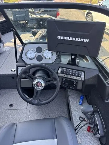 Slide: The Image of Alumacraft Competitor 205 Sport 2023 - 12