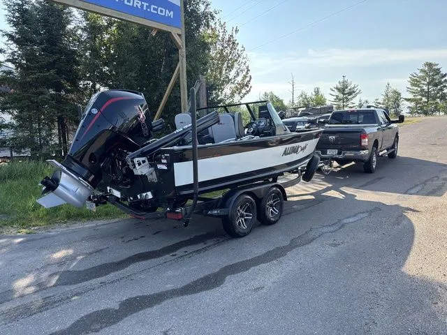 Slide: The Image of Alumacraft Competitor 205 Sport 2023 - 2