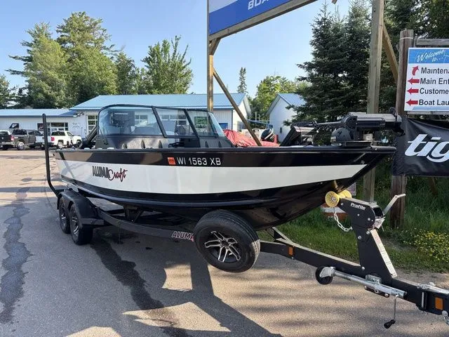 Slide: The Image of Alumacraft Competitor 205 Sport 2023 - 8