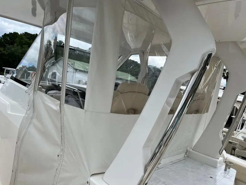 Slide: The Image of 2022 Regal 33 SAV boat with enclosed cockpit and clear windows. - 35