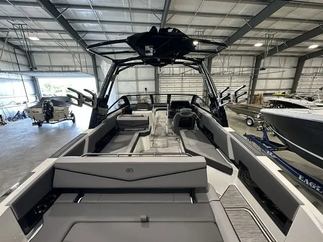 Slide: The Image of Cobalt R8 Surf 2024 - 10