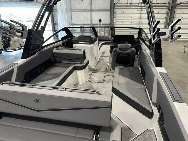 Slide: The Image of Cobalt R8 Surf 2024 - 12