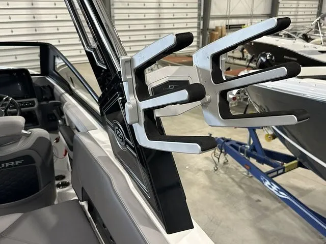 Slide: The Image of Cobalt R8 Surf 2024 - 15