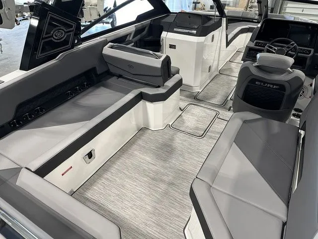 Slide: The Image of Cobalt R8 Surf 2024 - 16