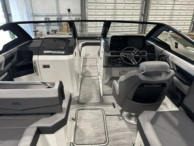 Slide: The Image of Cobalt R8 Surf 2024 - 17