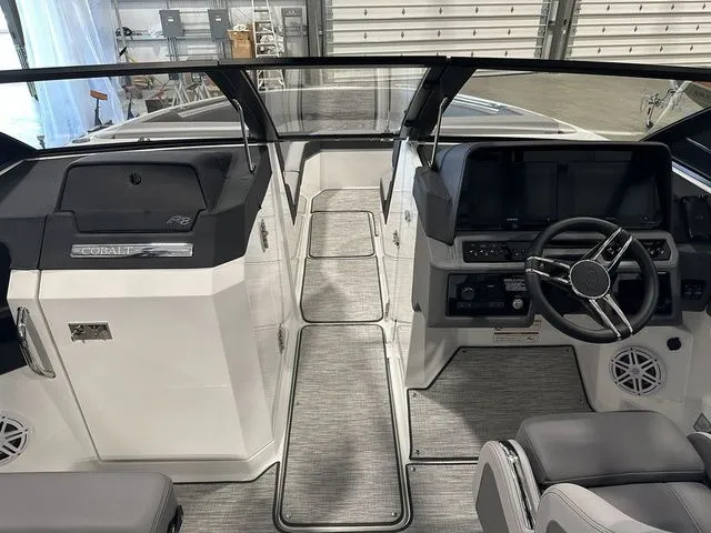 Slide: The Image of Cobalt R8 Surf 2024 - 18