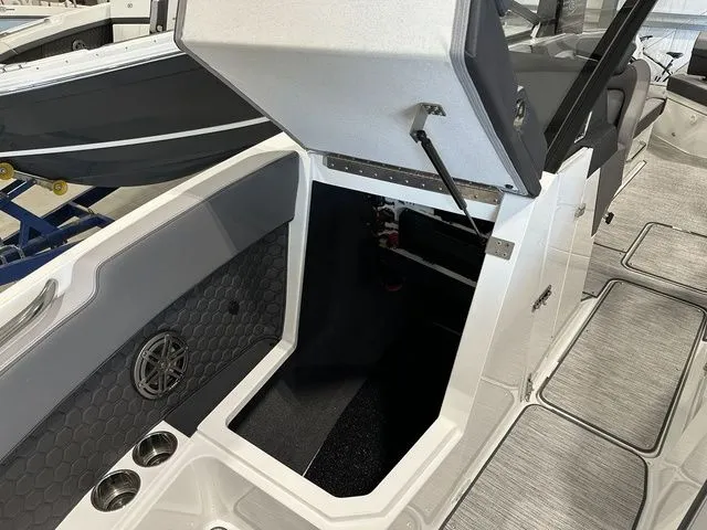 Slide: The Image of Cobalt R8 Surf 2024 - 26