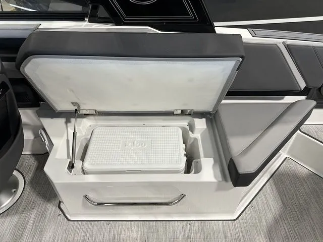 Slide: The Image of Cobalt R8 Surf 2024 - 39