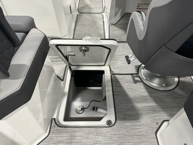 Slide: The Image of Cobalt R8 Surf 2024 - 43