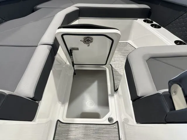 Slide: The Image of Cobalt R8 Surf 2024 - 45