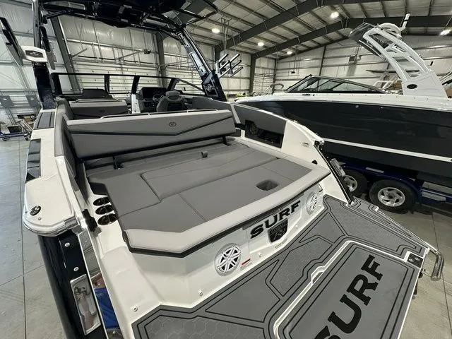 Slide: The Image of Cobalt R8 Surf 2024 - 8