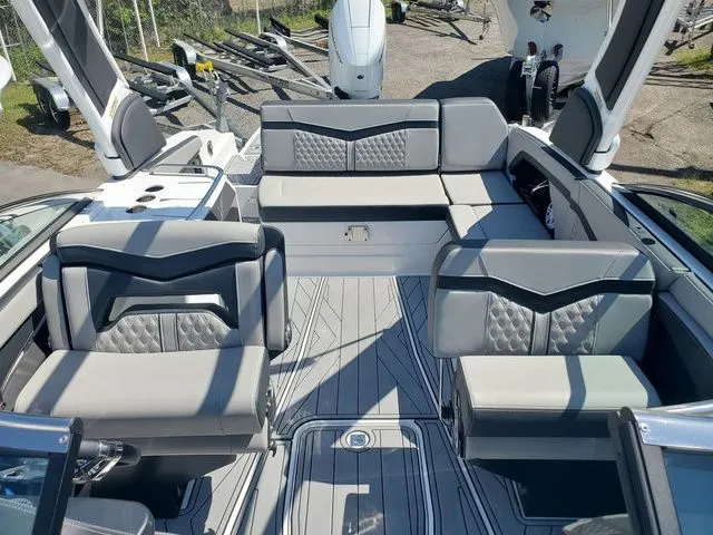 Slide: The Image of Monterey 275SS Super Sport 2025 - 11