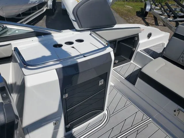 Slide: The Image of Monterey 275SS Super Sport 2025 - 12