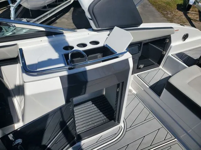 Slide: The Image of Monterey 275SS Super Sport 2025 - 13