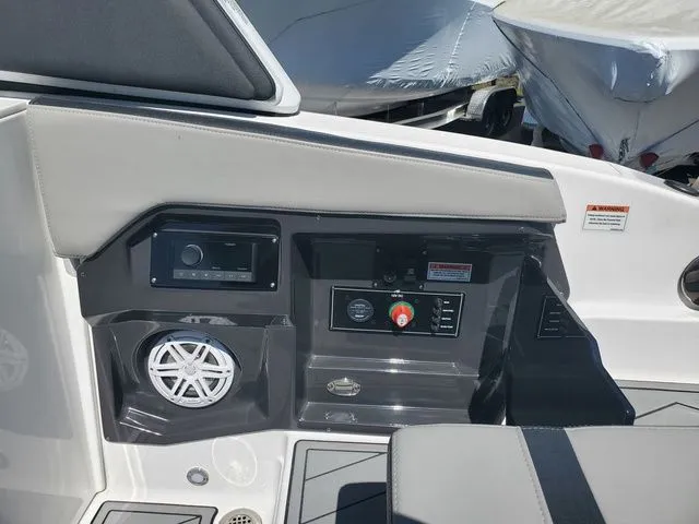 Slide: The Image of Monterey 275SS Super Sport 2025 - 14