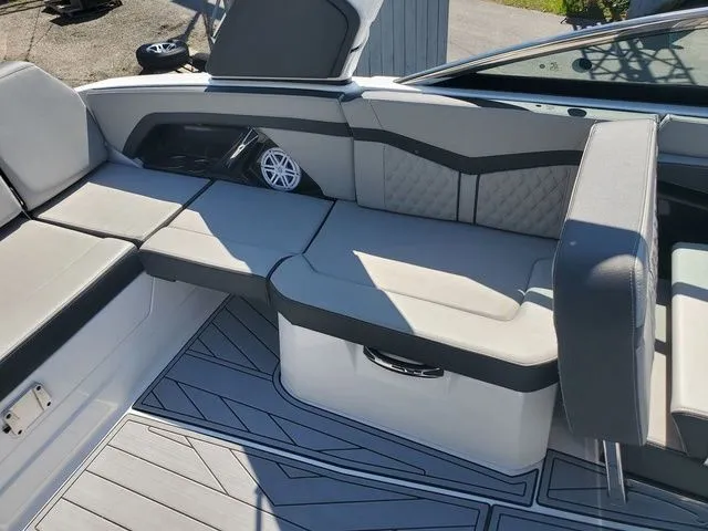 Slide: The Image of Monterey 275SS Super Sport 2025 - 15