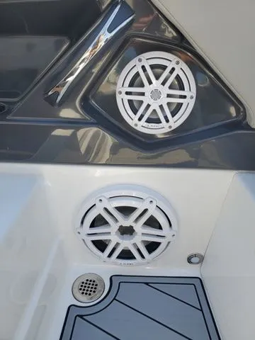 Slide: The Image of Monterey 275SS Super Sport 2025 - 17